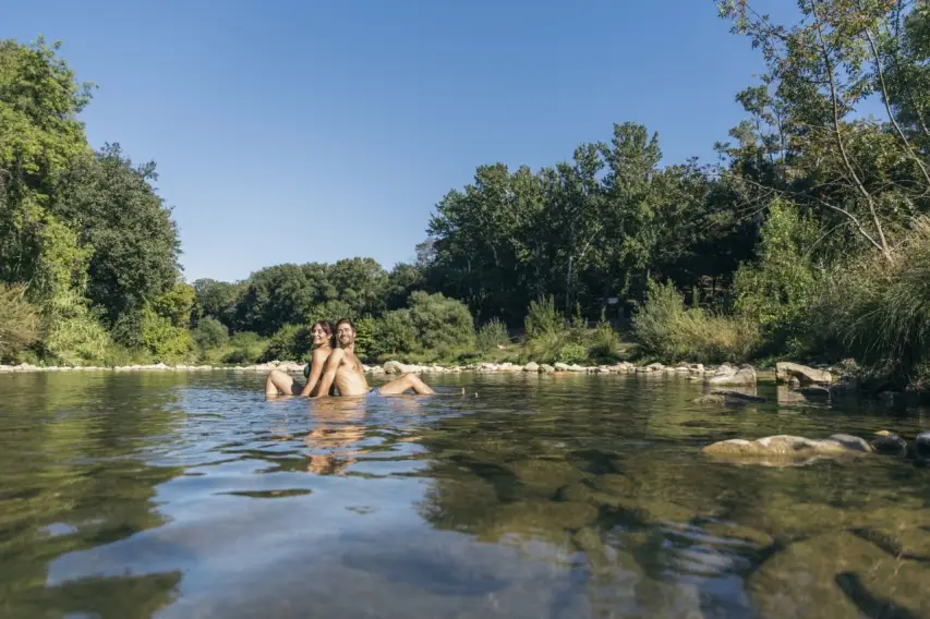 Couple se baignant dans la rivière