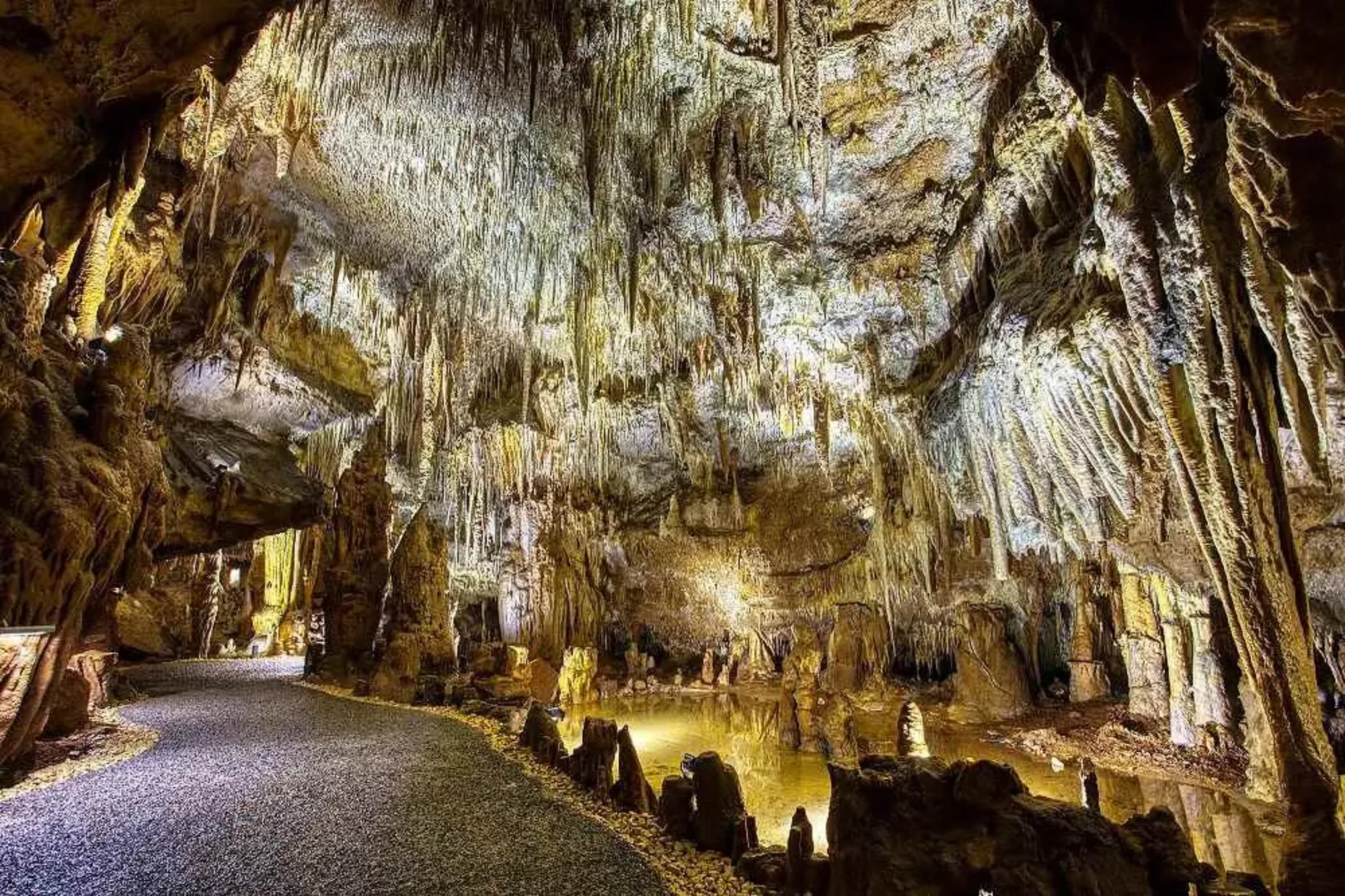 À la découverte du Gouffre de Padirac, grotte à grande stalactite en Dordogne